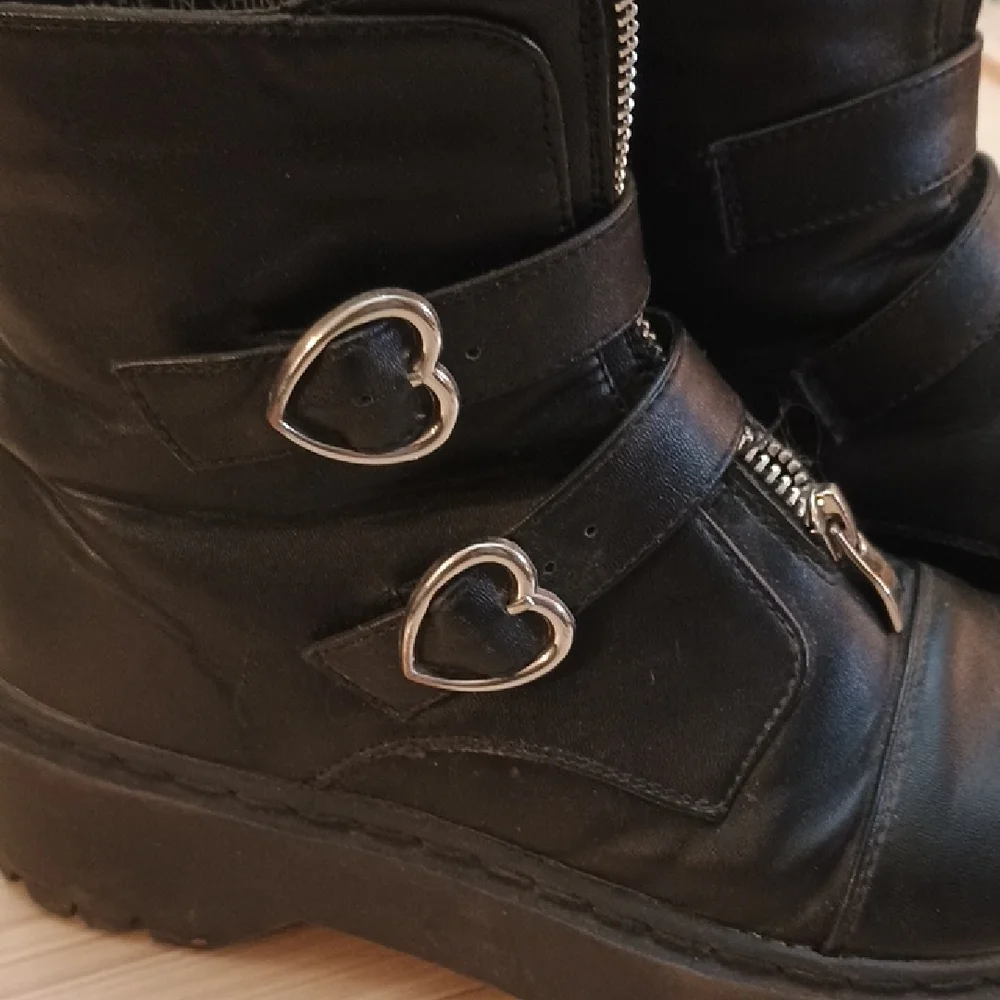 Hot Topic Black Combat Boots with Heart Details - Picture 2 of 6